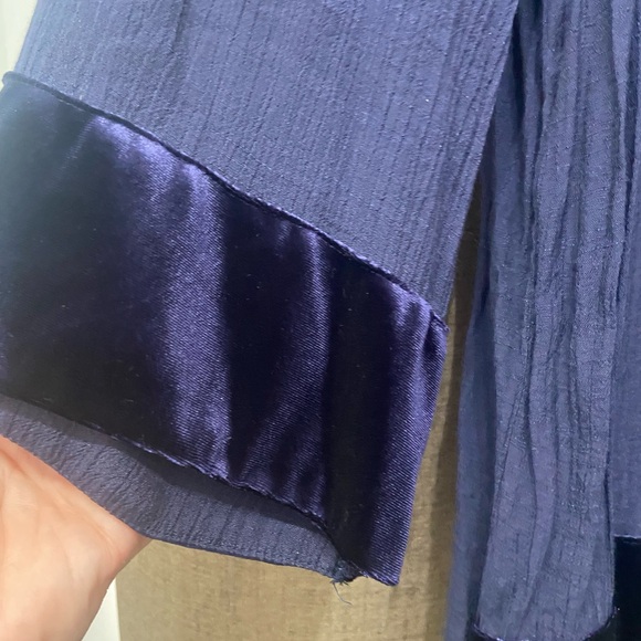 🔴5/$15 Krazy Kat Navy Blouse with Velvet and beaded Trim - Picture 4 of 8